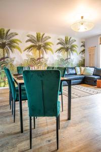 comedor con mesa, sillas y sofá en Grand et confortable, Centre ville, 3 chambres, plage à 400 m, en Dieppe