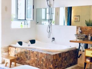 Koupelna v ubytování Trieste Neve Tzedek Boutique Suites Tel Aviv + 37 fotografií