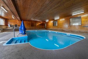 une grande piscine avec un plafond en bois dans l'établissement Comfort Inn & Suites Hays I-70, à Paraparaumu