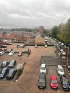 un estacionamiento con muchos autos estacionados en él en Lovely 1 Bedroom Condo in Leicester City en Leicester