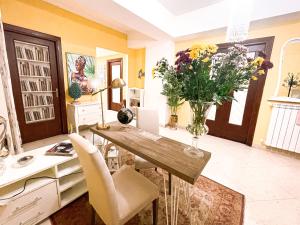 Al Politeama Rooms B&B في باليرمو: غرفة طعام مع طاولة و إناء من الزهور