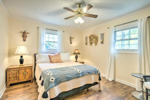 une chambre avec un lit et un ventilateur de plafond dans l'établissement Lovely Taylors Home 8 Mi to Dtwn Greenville!, à Greer