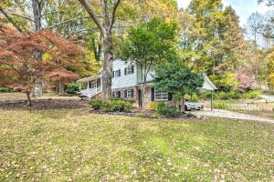 a home in the woods with a yard at Lovely Taylors Home 8 Mi to Dtwn Greenville! in Greer