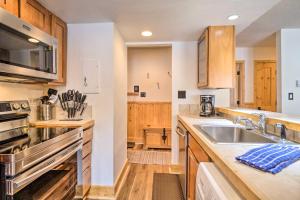 Cucina o angolo cottura di Charming Vail Condo with Patio and Mountain Views
