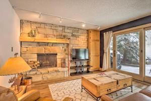 ein Wohnzimmer mit einem großen Steinkamin in der Unterkunft Charming Vail Condo with Patio and Mountain Views in Vail