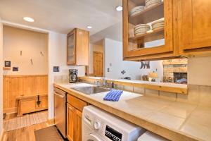 Kuchyň nebo kuchyňský kout v ubytování Charming Vail Condo with Patio and Mountain Views