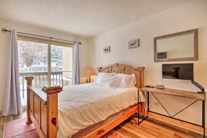 Postel nebo postele na pokoji v ubytování Charming Vail Condo with Patio and Mountain Views