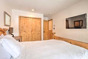 Letto o letti in una camera di Charming Vail Condo with Patio and Mountain Views