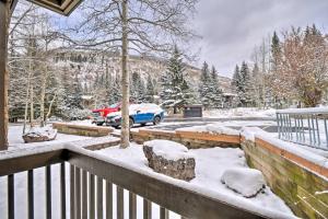 Charming Vail Condo with Patio and Mountain Views durante l'inverno