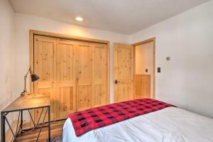 Letto o letti in una camera di Charming Vail Condo with Patio and Mountain Views