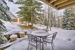 Charming Vail Condo with Patio and Mountain Views durante l'inverno
