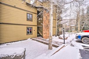 Charming Vail Condo with Patio and Mountain Views v zimě