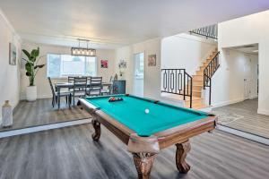 Τραπέζι μπιλιάρδου στο 4 Mi to Dtwn Reno Sleek Family Retreat!