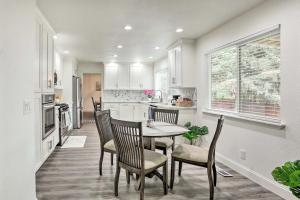 Η κουζίνα ή μικρή κουζίνα στο 4 Mi to Dtwn Reno Sleek Family Retreat!