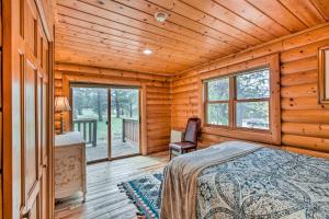 Dormitorio en cabaña de madera con cama y balcón en Angel Fire Escape 4 Blocks to Lift for Mtn Biking en Angel Fire