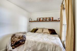 een slaapkamer met een bed met een deken erop bij Adorable Portland Retreat Less Than 8 Mi to Downtown! in Portland