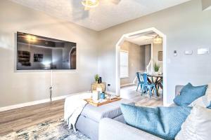 Area tempat duduk di Pet-Friendly Indianapolis Townhome with Yard!