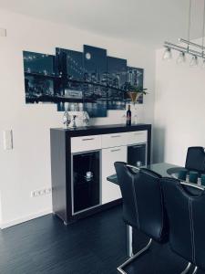 德勒斯登的住宿－Apartment mit Penthouse Charakter in Dresden，厨房配有桌子和一些黑色椅子