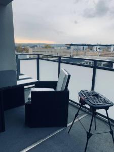 una silla y una mesa en la parte superior de un balcón en Apartment mit Penthouse Charakter in Dresden en Dresden
