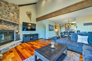 Televisyen dan/atau pusat hiburan di Cozy Camelback, Pocono Retreat with Mountain Views!