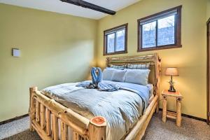 Katil atau katil-katil dalam bilik di Cozy Camelback, Pocono Retreat with Mountain Views! +32 gambar