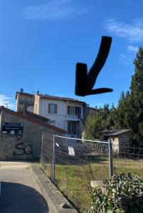 un zapato negro en el aire delante de una valla en Aux portes de Lyon Tout confort emplacement idéale Netflix, en Givors