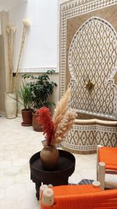 - un salon avec un vase recouvert de plumes dans l'établissement Riad21, à Marrakech