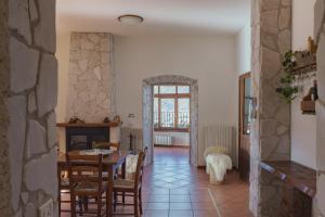 a kitchen and dining room with a table and chairs at Ostello-Albergo dagli Elfi in Barrea