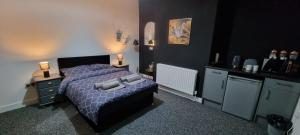เตียงในห้องที่ Ultra-Fine APARTMENTS in CENTRAL HALIFAX