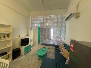 吉隆坡的住宿－Holiday Places by Homestay，客厅设有蓝色的沙发和大窗户
