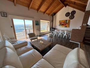 salon z białą kanapą i stołem w obiekcie Linda casa con terraza y vista al mar w mieście Viña del Mar