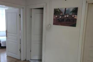 un couloir avec une porte et une photo sur le mur dans l'établissement 2+1 Aileye Uygun Haftalik ve Aylik, à Istanbul