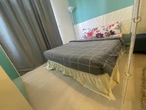 吉隆坡的住宿－Holiday Places by Homestay，一间卧室配有一张带床头板的床