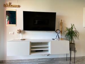 Μια τηλεόραση ή/και κέντρο ψυχαγωγίας στο First Beachline Deluxe with Garden and Terrasse in Sun Club