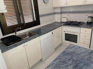 Kuchnia lub aneks kuchenny w obiekcie Cosy 3-bedroom Duplex with pool close to the beach