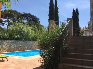 uma piscina num quintal com escadas e árvores em TOULON - Côte d'Azur - Magnifique maison avec piscine privée em Toulon