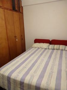 1 dormitorio con 1 cama con edredón azul y blanco en Capricornio en Salta