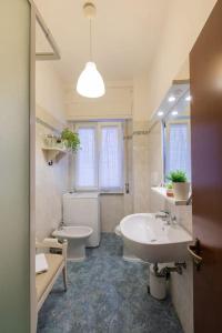 Un baño con bañera, lavabo e inodoro. en Ponte Vecchio - Appartamenti Borgo San Jacopo, en Florencia