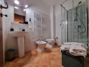 e bagno con lavandino, servizi igienici e doccia. di G.S House a L'Aquila