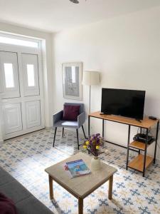TV a/nebo společenská místnost v ubytování Casa Azul em Alcantarilha - Algarve