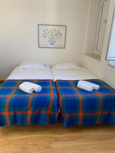 アルカンタリーリャにあるCasa Azul em Alcantarilha - Algarveのベッド2台が隣同士に設置された部屋です。