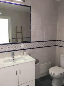 アルカンタリーリャにあるCasa Azul em Alcantarilha - Algarveのバスルーム(トイレ、洗面台、鏡付)
