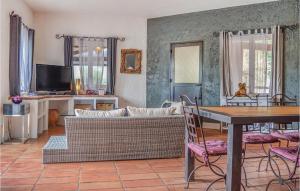 un soggiorno con divano e tavolo di Awesome Home In Figari With 4 Bedrooms, Private Swimming Pool And Outdoor Swimming Pool a Figari