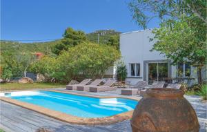 una piscina in un cortile con una casa di Awesome Home In Figari With 4 Bedrooms, Private Swimming Pool And Outdoor Swimming Pool a Figari