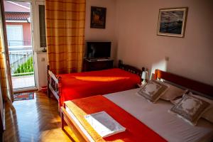 En eller flere senge i et værelse på Apartments Lile by the sea, Čelina Zavode