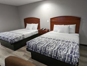 Säng eller sängar i ett rum på OKC Hotel