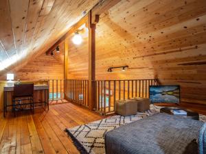Habitación con cama y escritorio en una cabaña en Creekside Cottage, en Glacier