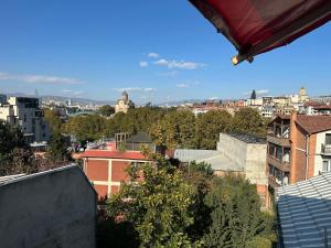vistas a una ciudad con edificios y árboles en Tamuna apartment, en Tiflis