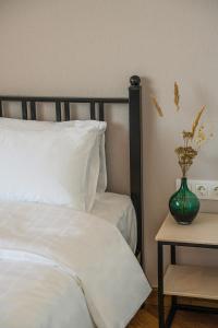 Rúm í herbergi á Makmani Boutique Hotel by DNT Group