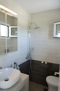 bagno con lavandino e servizi igienici di Beautiful seaside studio with amazing view ad Atene